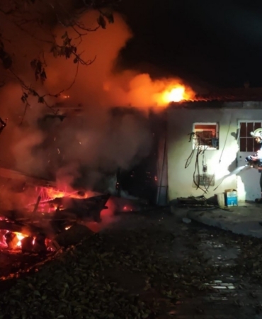 Alevlere teslim olan ev kullanılamaz hale geldi