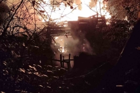 Alevlerin sardığı ahşap ev tamamen yandı: 2 yaralı