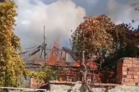 Alevlerin sardığı ev kullanılamaz hale geldi