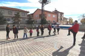 Altıntaş Zafer İlkokulu’nda özel öğrencilerin sabah sporu coşkusu