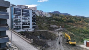 Amasra’da inşaat alanında yaşanan göçüğün ardından 24 dairede yaşayan 70 kişi tahliye edildi