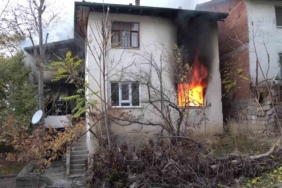 Amasya’da iki katlı evde yangın: Yaşlı kadın yangını ağlayarak izledi