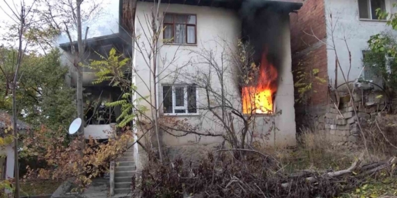 Amasya’da iki katlı evde yangın: Yaşlı kadın yangını ağlayarak izledi