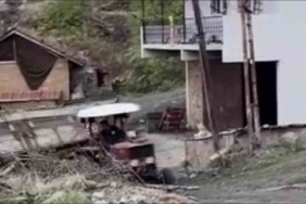 Amasya’da pancar yüklü traktör römorku devrildi, kaza anı kamerada