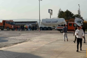 Ankara’da otomobil tır çekicisine çarptı: 3 kişilik aile hayatını kaybetti