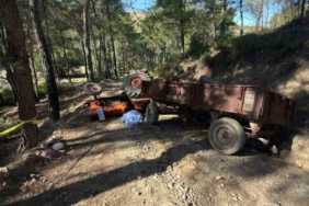 Antalya’da devrilen traktörün altında kalan sürücü hayatını kaybetti