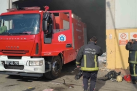 Antalya’da geri dönüşüm fabrikasındaki yangın korkuttu