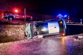 Antalya’da kontrolden çıkan otomobil yan yattı: 3 yaralı