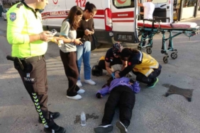 Antalya’da otomobille çarpışan motosikletin sürücüsü yola savrularak yaralandı