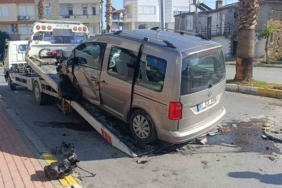 Antalya’da palmiye ağacına çarpan aracın sürücüsü yaralandı