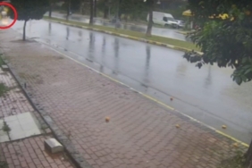 Antalya’da seyir halindeki otomobil bir anda alev topuna döndü, sürücü kendini dışarıya attı