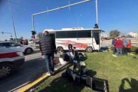Antalya’da yolcu midibüsü ile otomobil çarpıştı: 4 yaralı