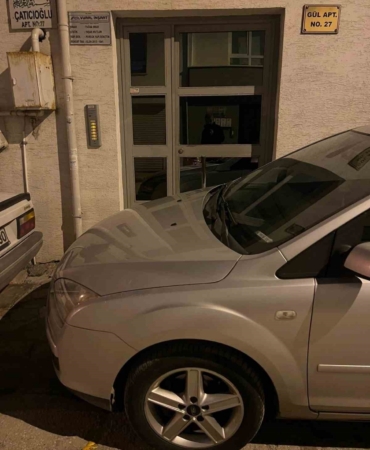 Apartman önüne park edilen araç yüzünden vatandaş evine giremedi