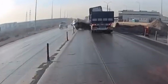 Araç sollamak isterken tırın önünde kaldı: 6 yaralı