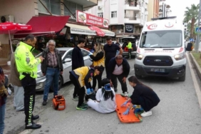 Aracın açılan kapısına çarpan motosikletteki 2 kişi yaralandı