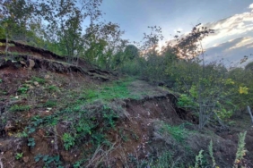 Araziler parçalandı, evler yamuldu: Taş ocağı mahalleyi yok etmeye başladı