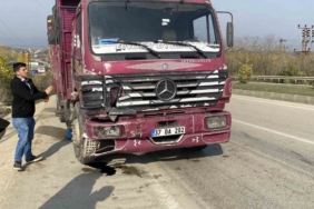 Arıza yapan otomobile kamyon çarptı: 1 ağır yaralı