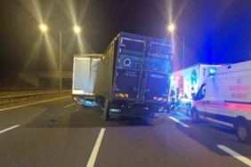 Arıza yapan tıra çarpan kamyon şoförü hayatını kaybetti