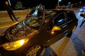 Arkadaşlarının halı saha futbol maçını izlemeye giden gence otomobil çarptı