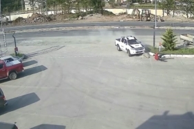 Artvin’de akaryakıt istasyonu çalışanına kamyonet çarptı