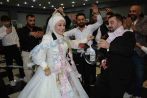 Artvin’de damada arkadaşlarından canlı tavuk ve horoz sürprizi