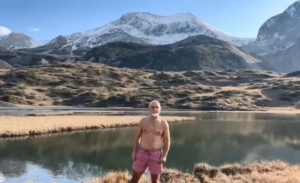 Artvin’de Giresunlu bir dağcı Arsiyan Yaylasında buz gibi gölde yüzdü