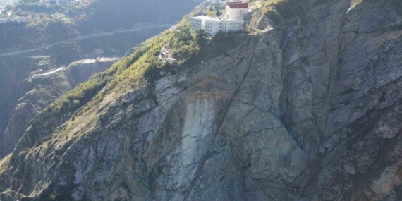 Artvin’de kaya kopması paniğe neden oldu: İki lise tahliye edildi
