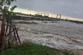 Ayvacık’ta aşırı yağış nedeniyle Tuzla Çayı taştı, tarım arazileri sular altında kaldı