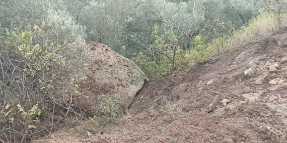 Ayvacık’ta düşen kaya parçası toprak kaymasına sebep oldu