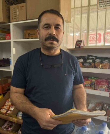 Bakkalın veresiye defterini satın alan gizemli hayırsever, borçları ödeyip defteri yaktı