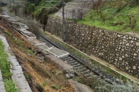 Bandırma’da tren yolu istinat duvarı çöktü