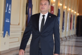 Başkan Saruhan; "Başımızın tacı öğretmenlerimizin günü kutlu olsun"