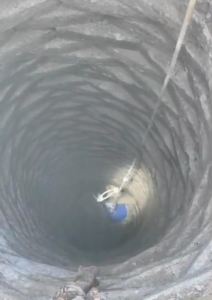 Batman itfaiyesi 20 metrelik kuyuya düşen horozu kurtardı