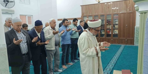 Batman’da tüm camilerde yağmur duası: Çiftçiler ve vatandaşlar kuraklık endişesiyle dua etti