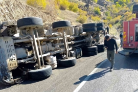 Batman’da virajı alamayan asfalt yüklü kamyon devrildi