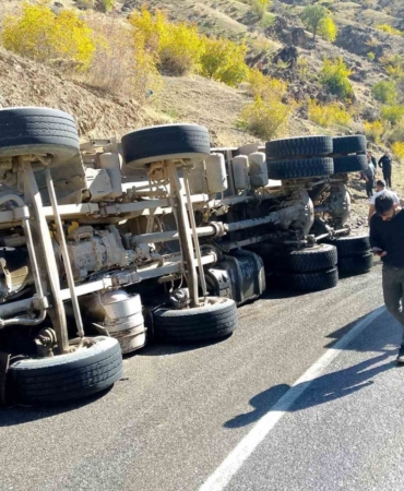 Batman’da virajı alamayan asfalt yüklü kamyon devrildi