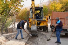 Battalgazi Belediyesi Çamurlu Mahallesi’nde asfalt yama çalışması yaptı