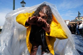 Bayburt’ta alışılmışın dışında bir performans: Naylona sarılıp Çoruh’un serin suyuyla arındı