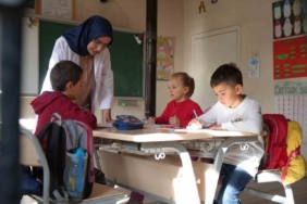 Bayburt’un dağ köyünün hem öğretmeni hem gelini: Zahide öğretmen 3 öğrencisine ışık oluyor