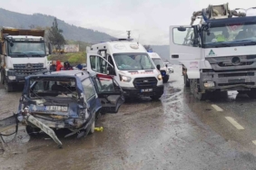 Beton mikseri otomobille çarpıştı: 1’i çocuk 5 kişi yaralandı