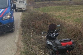 Bilecik’te kontrolden çıkan motosiklet devrilirken, 2 kişi yaralandı