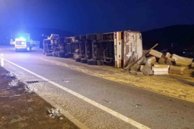 Bingöl’de saman yüklü kamyon devrildi