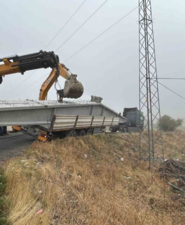 Bingöl’de virajı alamayan tır yan yattı