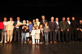 "Bir Gün Değil Bir Gül’dür Öğretmen"  ayakta alkışlandı