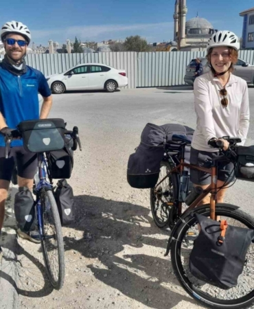 Bisikletle Almanya’dan yola çıkıp, 10 ülkeyi geçip Konya’ya ulaştılar