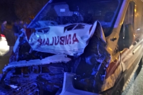 Bitlis’te ambulans mandaya çarptı