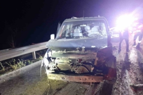 Bolu’da bariyerlere çarpan hafif ticari araç sürücüsü yaralandı