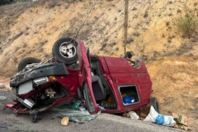 Bozüyük’te kontrolden çıkan kamyonet ters döndü; 2 kişi yaralandı