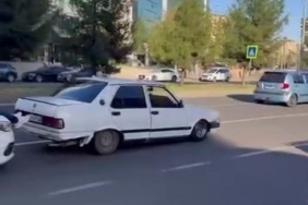 Bu kadarına da pes: Yolda kalan Fiat Tofaş’ı, başka bir aracın kaputuna çıkıp ayakları ile ittirdiler