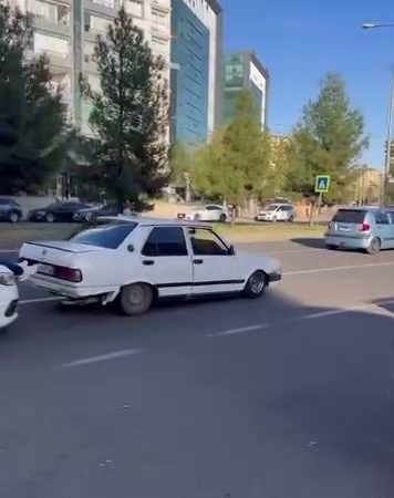 Bu kadarına da pes: Yolda kalan Fiat Tofaş’ı, başka bir aracın kaputuna çıkıp ayakları ile ittirdiler